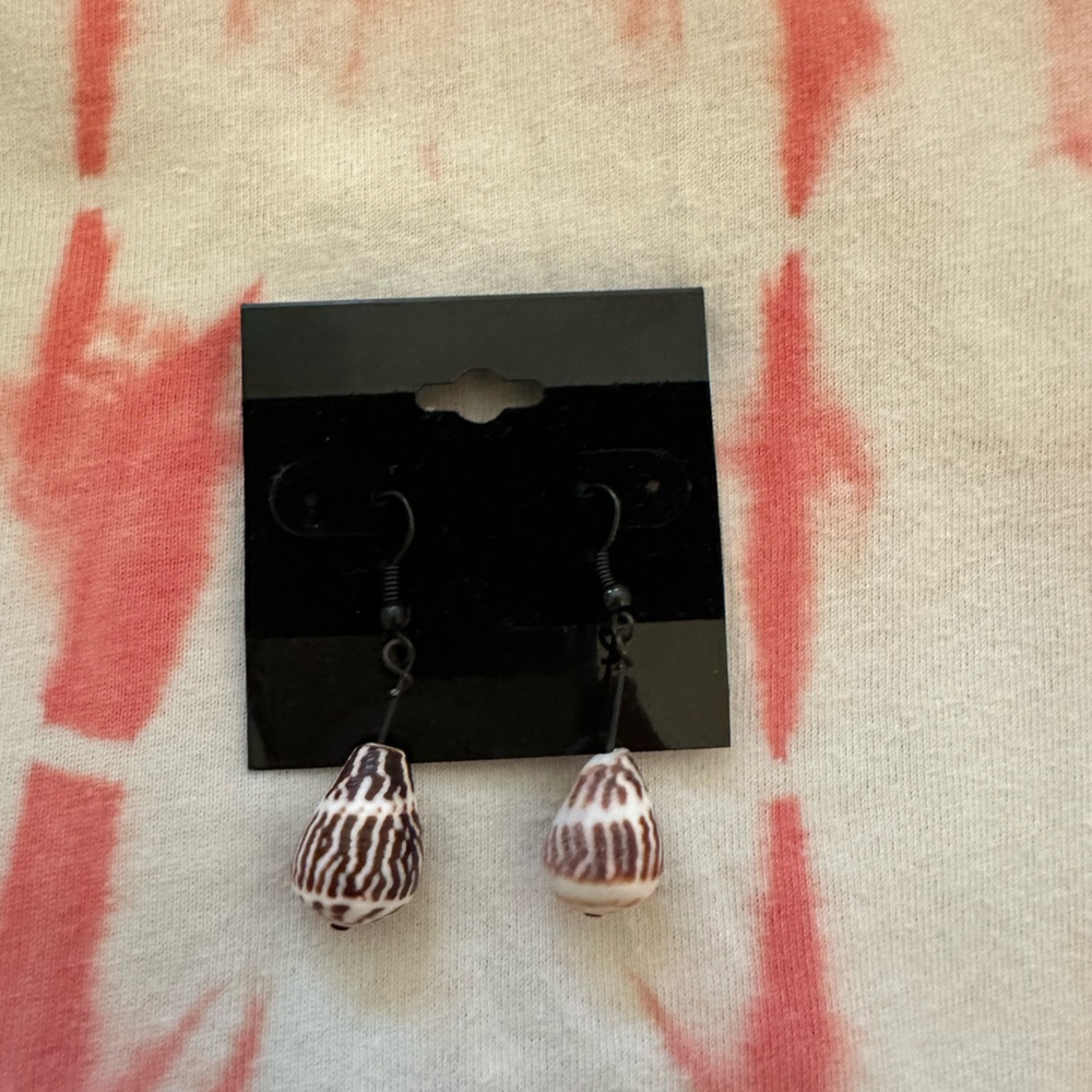 Seashell dangly earrings small but cute